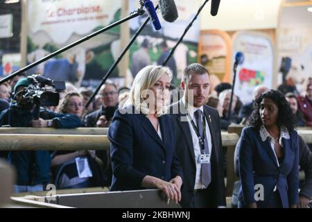 Das französische Parlamentsmitglied und Präsidentin der rechtsextremen Partei Rassemblement National (RN), Marine Le Pen (C), besucht am 25. Februar 2020 die internationale Landwirtschaftsmesse in Paris. (Foto von Michel Stoupak/NurPhoto) Stockfoto