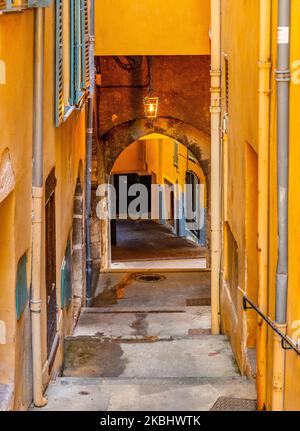 Villefranche-sur-Mer, Frankreich - 5. August 2022: Eintritt in die historische Rue Obscure Dark Covered Street aus dem 13. Jahrhundert Stockfoto