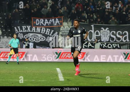 Chuba Amechi Akpom #47 Stürmer des PAOK FC feiert mit seinen Teamkollegen sein zweites Tor während PAOK Thessaloniki gegen OFI Crete FC mit Endstand 4-0 für Super League 1 Greece im Toumba Stadium, dem Heimstadion von PAOK in Thessaloniki. Akpom erzielte den ersten und zweiten (Elfmeter) von PAOK. Chuba Akpom ist ein englischer Profi-Stürmer mit einer früheren Karriere in Arsenal und als Leihgabe an Brentford, Coventry City, Nottingham Forest, Hull City, Brighton, Hove Albion und Sint-Truiden. Er nahm auch an den jungen Nationalmannschaften Englands Teil U16, U17, U18, U19, U20, U21. 9. Februar 2020 Stockfoto