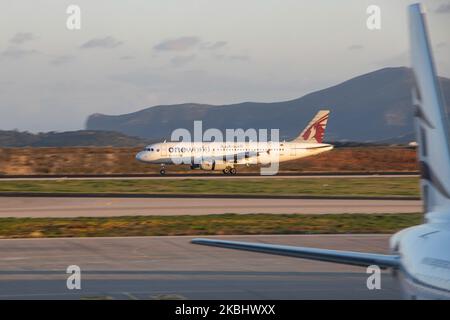 Qatar Airways Airbus A320 Flugzeuge wie gesehen Landung und Rollen auf dem Internationalen Flughafen Athen Eleftherios Venizelos ATH LGAV in Griechenland während der magischen Stunde nach dem Sonnenuntergang. Das Flugzeug ist ein Airbus A320-200 mit der Registrierung A7-AHO, 2x IAE-Düsentoiletten und ist mit einem speziellen Lackierungsschema VON ONEWORLD lackiert, das der Luftfahrtallianz Katar angehört. Die staatliche Fluggesellschaft QTR QR Qatari verbindet die griechische Hauptstadt täglich mit dem internationalen Flughafen Doha Hamad. 16. Februar 2020 (Foto von Nicolas Economou/NurPhoto) Stockfoto