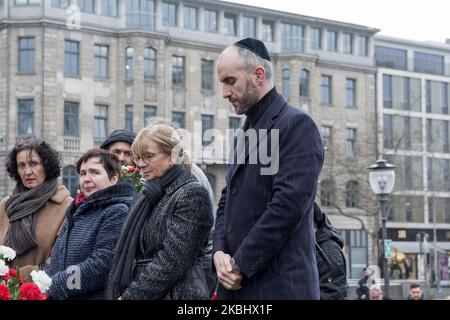 Petra Rudszuck und BELIT Onay, Oberbürgermeisterin von Hannover, nehmen an der Gedenkveranstaltung zum 75.. Jahrestag der letzten Deportation in das Getto Theresienstadt Teil, die am 25. Februar 2020 in Hannover stattfand. Zwischen dem 23. Juli 1942 und dem 20. Februar 1945 wurden fünf Transporte von Hannover in das Getto Terezin (heute Terezin, Tschechische Republik) geschickt. Insgesamt 1.039 jüdische Bürger aus Hannover, Bremen, Hildesheim, Göttingen, Braunschweig, Varel, Wilhelmshaven und andere niedersächsische Städte wurden über Hannover nach Terezin deportiert. Der letzte Transport erreichte das Ghetto am 25. Februar 1945. (Foto Stockfoto