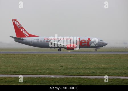 Jet2 Flugzeuge vom Typ Boeing 737-300 (QC), die am 24. Februar 2020 bei Nebel, Nebel und Sturm auf dem internationalen Flughafen Amsterdam Schiphol AMS EHAM landeten. Das Flugzeug ist eine klassische Boeing 737-300 QC, die einen schnellen Wechsel von Passagier zu Fracht/Fracht bedeutet. Das Flugzeug hat 2x CFMI-Düsentoiletten, die Zulassung G-CELY und heißt Jet2 Glasgow. Jet2.com LS EXS CHANNEX ist eine britische Low-Cost-Fluggesellschaft für Freizeit, die Linien- und Charterflüge anbietet und ihren Hauptsitz am Flughafen Leeds Bradford hat. (Foto von Nicolas Economou/NurPhoto) Stockfoto