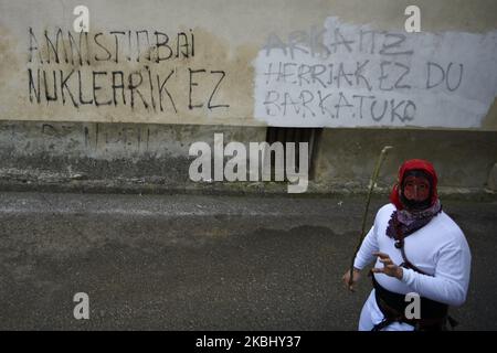 Mamuxarro Figur mit eiserner Maske und Stöcken während des Ahnenkarnevals am 25. Februar 2020 im Dorf Unanu in der Provinz Navarra, Spanien. Die ''Mamuxarroak'' (die Übersetzung lautet: ''die Peitscher'') sind die Hauptfiguren der Feier. Diese Charaktere verwenden Haselnussstäbchen (Ziyorra), um Frauen und Kinder zu schrecken und sie auch zu nutzen, um die Fruchtbarkeit zu wecken. (Foto von Iranzu Larrasoana Oneca/NurPhoto) Stockfoto