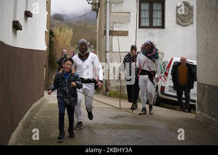 Mamuxarro Figur mit eiserner Maske und Stöcken während des Ahnenkarnevals am 25. Februar 2020 im Dorf Unanu in der Provinz Navarra, Spanien. Die ''Mamuxarroak'' (die Übersetzung lautet: ''die Peitscher'') sind die Hauptfiguren der Feier. Diese Charaktere verwenden Haselnussstäbchen (Ziyorra), um Frauen und Kinder zu schrecken und sie auch zu nutzen, um die Fruchtbarkeit zu wecken. (Foto von Iranzu Larrasoana Oneca/NurPhoto) Stockfoto