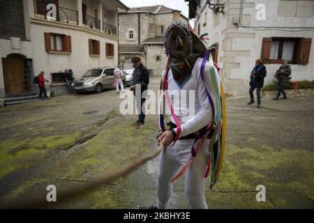 Mamuxarro Figur mit eiserner Maske und Stöcken während des Ahnenkarnevals am 25. Februar 2020 im Dorf Unanu in der Provinz Navarra, Spanien. Die ''Mamuxarroak'' (die Übersetzung lautet: ''die Peitscher'') sind die Hauptfiguren der Feier. Diese Charaktere verwenden Haselnussstäbchen (Ziyorra), um Frauen und Kinder zu schrecken und sie auch zu nutzen, um die Fruchtbarkeit zu wecken. (Foto von Iranzu Larrasoana Oneca/NurPhoto) Stockfoto