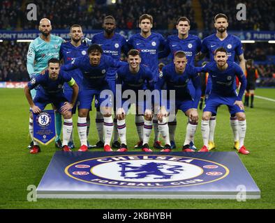 Chelsea Team schießt Back Row:- Chelseas Willy Caballero, Chelseas Mateo Kovacic, Chelseas Antonio Rudiger, Chelseas Marcos Alonso, Chelseas Andreas Christensen, Chelsea's Olivier Giroud, Front Row:- Chelsea's Cesar Azpilicueta, Chelsea's Reece James, Chelsea's Mason Mount, Chelsea's Ross Barkley und Chelsea's Jorgeinha während des Champions League-Laufs 16 1. zwischen Chelsea und Bayern München im Stamford Bridge Stadium , London, England am 25. Februar 2020 (Foto by Action Foto Sport/NurPhoto) Stockfoto