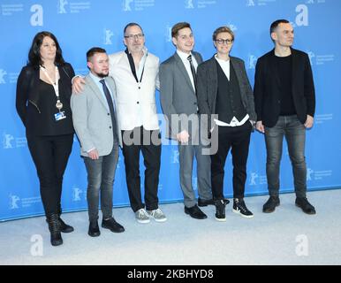 (L-R) Alice Henry, David Isteev, der amerikanische investigative Reporter und Regisseur David France, Maxim Lyapunov, Olga Baranova und Askold Kurov posieren beim Fotoanruf „Welcome to Tschetschenien“ während der Berlinale 70. im Grand Hyatt in Berlin am 26. Februar 2020. (Foto von Dominika Zarzycka/NurPhoto) Stockfoto