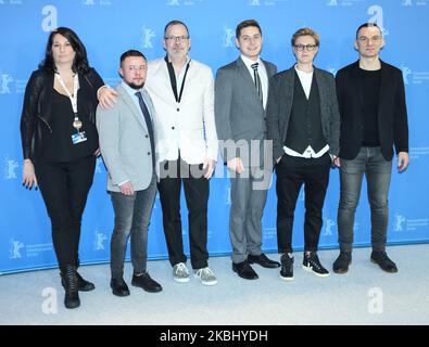 (L-R) Alice Henry, David Isteev, der amerikanische investigative Reporter und Regisseur David France, Maxim Lyapunov, Olga Baranova und Askold Kurov posieren beim Fotoanruf „Welcome to Tschetschenien“ während der Berlinale 70. im Grand Hyatt in Berlin am 26. Februar 2020. (Foto von Dominika Zarzycka/NurPhoto) Stockfoto