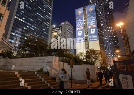 Bilder von Avigdor Lieberman aus der politischen Partei Yisrael Beiteinu, gesehen in Ramat Gan. Die Israelis stehen am 2.. März bei den dritten Wahlen in weniger als einem Jahr an der Wahl. Am Dienstag, den 25. Februar 2020, Israel. (Foto von Artur Widak/NurPhoto) Stockfoto