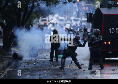 Einige Agenten des mobilen Einsatzkommandos esmad während einer Demonstration am 22.. Geburtstag der Gründung von ESMAD in Bogota am 24. Februar 2020. (Foto von Daniel Garzon Herazo/NurPhoto) Stockfoto