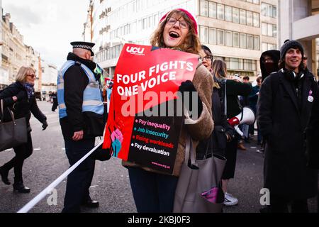 Mitglieder und Unterstützer der Streikenden University and College Union (UCU) veranstalten am 26. Februar 2020 einen „Marsch für Bildung“ in London, England. Die UCU startete am 20. Februar einen 14-tägigen Streik zur Verteidigung der Personalrenten und zur Forderung nach verbesserten Entgelten und Bedingungen, einschließlich größerer Gleichheiten am Arbeitsplatz, einem Ende der Unsicherheit am Arbeitsplatz und der „Kasualisierung“ von Arbeitsverträgen sowie der Verteidigung der Bildung als Recht für alle. (Foto von David Cliff/NurPhoto) Stockfoto