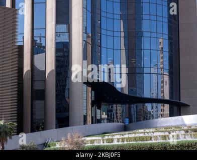 Eingang, Turm der Nationalbank von Kuwait, entworfen von Norman Forster und Partners, Kuwait-Stadt Stockfoto