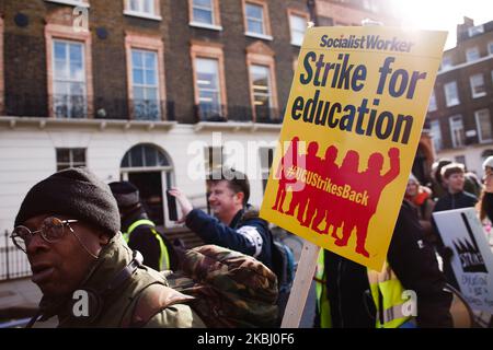 Mitglieder und Unterstützer der Streikenden University and College Union (UCU) veranstalten am 26. Februar 2020 einen „Marsch für Bildung“ in London, England. Die UCU startete am 20. Februar einen 14-tägigen Streik zur Verteidigung der Personalrenten und zur Forderung nach verbesserten Entgelten und Bedingungen, einschließlich größerer Gleichheiten am Arbeitsplatz, einem Ende der Unsicherheit am Arbeitsplatz und der „Kasualisierung“ von Arbeitsverträgen sowie der Verteidigung der Bildung als Recht für alle. (Foto von David Cliff/NurPhoto) Stockfoto