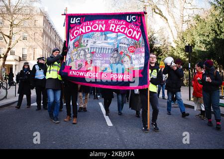 Mitglieder und Unterstützer der Streikenden University and College Union (UCU) veranstalten am 26. Februar 2020 einen „Marsch für Bildung“ in London, England. Die UCU startete am 20. Februar einen 14-tägigen Streik zur Verteidigung der Personalrenten und zur Forderung nach verbesserten Entgelten und Bedingungen, einschließlich größerer Gleichheiten am Arbeitsplatz, einem Ende der Unsicherheit am Arbeitsplatz und der „Kasualisierung“ von Arbeitsverträgen sowie der Verteidigung der Bildung als Recht für alle. (Foto von David Cliff/NurPhoto) Stockfoto