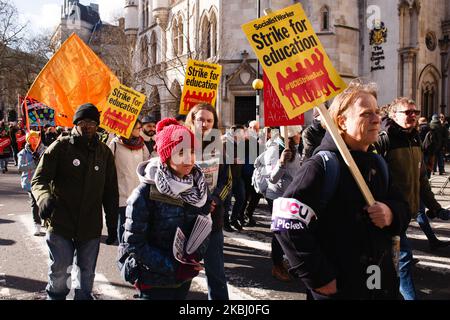 Mitglieder und Unterstützer der Streikenden University and College Union (UCU) veranstalten am 26. Februar 2020 einen „Marsch für Bildung“ in London, England. Die UCU startete am 20. Februar einen 14-tägigen Streik zur Verteidigung der Personalrenten und zur Forderung nach verbesserten Entgelten und Bedingungen, einschließlich größerer Gleichheiten am Arbeitsplatz, einem Ende der Unsicherheit am Arbeitsplatz und der „Kasualisierung“ von Arbeitsverträgen sowie der Verteidigung der Bildung als Recht für alle. (Foto von David Cliff/NurPhoto) Stockfoto