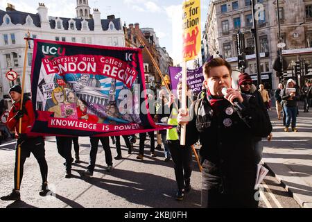 Mitglieder und Unterstützer der Streikenden University and College Union (UCU) veranstalten am 26. Februar 2020 einen „Marsch für Bildung“ in London, England. Die UCU startete am 20. Februar einen 14-tägigen Streik zur Verteidigung der Personalrenten und zur Forderung nach verbesserten Entgelten und Bedingungen, einschließlich größerer Gleichheiten am Arbeitsplatz, einem Ende der Unsicherheit am Arbeitsplatz und der „Kasualisierung“ von Arbeitsverträgen sowie der Verteidigung der Bildung als Recht für alle. (Foto von David Cliff/NurPhoto) Stockfoto