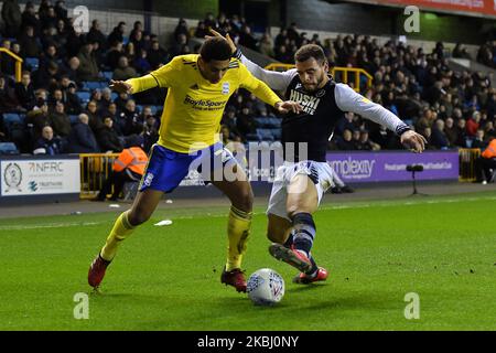 Jude Bellingham aus Birmingham kämpft während des Sky Bet Championship-Spiels zwischen Millwall und Birmingham City am 26. Februar 2020 im The Den in London, England, um den Besitz von Mason Bennett aus Millwall. (Foto von MI News/NurPhoto) Stockfoto