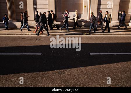 Am 26. Februar 2020 laufen die Menschen an der Bank of England in der Threadneedle Street im Finanzviertel der Stadt London, England, vorbei. (Foto von David Cliff/NurPhoto) Stockfoto