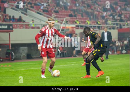 Athen, Griechenland. 03.. November 2022. JOSH BOWLER von Olympiacos FC im Wettbewerb mit DENNIS APPIAH (R) vom FC Nantes während des UEFA Europa League Group G Spiels zwischen Olympiacos FC und FC Nantes im Karaiskakis Stadium am 3. November 2022 in Athen, Griechenland. Kredit: Unabhängige Fotoagentur/Alamy Live Nachrichten Stockfoto