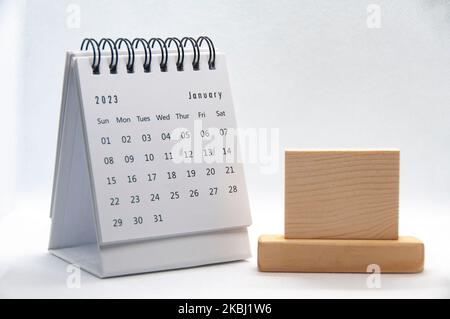 Januar 2023 weißer Tischkalender auf weißem Hintergrund mit anpassbarem Holzplatz für Text. Kalenderkonzept. Stockfoto