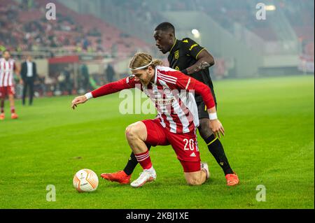 Athen, Griechenland. 03.. November 2022. JOSH BOWLER von Olympiacos FC im Wettbewerb mit DENNIS APPIAH (R) vom FC Nantes während des UEFA Europa League Group G Spiels zwischen Olympiacos FC und FC Nantes im Karaiskakis Stadium am 3. November 2022 in Athen, Griechenland. Kredit: Unabhängige Fotoagentur/Alamy Live Nachrichten Stockfoto