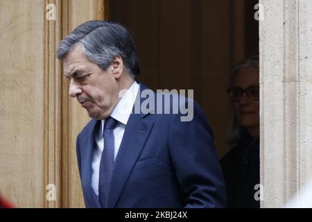 Der ehemalige französische Premierminister Francois Fillon und seine Frau Penelope (nicht im Bild) verlassen am 27. Februar 2020 ihr Haus in Paris. Francois Fillon geht vor Gericht, weil er behauptet, er habe mehr als eine Million Euro an öffentlichen Geldern unterschlagen, indem er einen falschen Job für seine Frau schuf, ein Skandal, der ihn 2017 bei der französischen Präsidentschaft erschoss. Die Ermittler vermuten, dass Fillon, 65, zwischen 1998 und 2013 seine in Wales geborene Frau Penelope als parlamentarische Assistentin eingestellt hat, ohne dass sie tatsächlich arbeiten musste. (Foto von Mehdi Taamallah/Nurphoto) Stockfoto