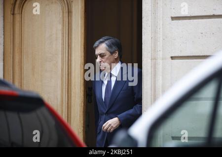 Der ehemalige französische Premierminister Francois Fillon und seine Frau Penelope (nicht im Bild) verlassen am 27. Februar 2020 ihr Haus in Paris. Francois Fillon geht vor Gericht, weil er behauptet, er habe mehr als eine Million Euro an öffentlichen Geldern unterschlagen, indem er einen falschen Job für seine Frau schuf, ein Skandal, der ihn 2017 bei der französischen Präsidentschaft erschoss. Die Ermittler vermuten, dass Fillon, 65, zwischen 1998 und 2013 seine in Wales geborene Frau Penelope als parlamentarische Assistentin eingestellt hat, ohne dass sie tatsächlich arbeiten musste. (Foto von Mehdi Taamallah/Nurphoto) Stockfoto