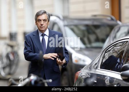 Der ehemalige französische Premierminister Francois Fillon und seine Frau Penelope (nicht im Bild) verlassen am 27. Februar 2020 ihr Haus in Paris. Francois Fillon geht vor Gericht, weil er behauptet, er habe mehr als eine Million Euro an öffentlichen Geldern unterschlagen, indem er einen falschen Job für seine Frau schuf, ein Skandal, der ihn 2017 bei der französischen Präsidentschaft erschoss. Die Ermittler vermuten, dass Fillon, 65, zwischen 1998 und 2013 seine in Wales geborene Frau Penelope als parlamentarische Assistentin eingestellt hat, ohne dass sie tatsächlich arbeiten musste. (Foto von Mehdi Taamallah/Nurphoto) Stockfoto