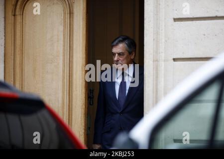 Der ehemalige französische Premierminister Francois Fillon und seine Frau Penelope (nicht im Bild) verlassen am 27. Februar 2020 ihr Haus in Paris. Francois Fillon geht vor Gericht, weil er behauptet, er habe mehr als eine Million Euro an öffentlichen Geldern unterschlagen, indem er einen falschen Job für seine Frau schuf, ein Skandal, der ihn 2017 bei der französischen Präsidentschaft erschoss. Die Ermittler vermuten, dass Fillon, 65, zwischen 1998 und 2013 seine in Wales geborene Frau Penelope als parlamentarische Assistentin eingestellt hat, ohne dass sie tatsächlich arbeiten musste. (Foto von Mehdi Taamallah/Nurphoto) Stockfoto