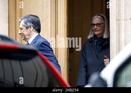 Der ehemalige französische Premierminister Francois Fillon und seine Frau Penelope verlassen am 27. Februar 2020 ihr Haus in Paris. Francois Fillon geht vor Gericht, weil er behauptet, er habe mehr als eine Million Euro an öffentlichen Geldern unterschlagen, indem er einen falschen Job für seine Frau schuf, ein Skandal, der ihn 2017 bei der französischen Präsidentschaft erschoss. Die Ermittler vermuten, dass Fillon, 65, zwischen 1998 und 2013 seine in Wales geborene Frau Penelope als parlamentarische Assistentin eingestellt hat, ohne dass sie tatsächlich arbeiten musste. (Foto von Mehdi Taamallah/Nurphoto) Stockfoto