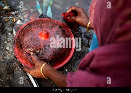 Monowara Begum (70) wäscht ihre Küchenmitarbeiter, als am Donnerstag, den 27. Februar 2020, eine Wasserleitung neben ihrem Slum in der Nähe einer Eisenbahn bei Kawranbazar in Dhaka, Bangladesch, sickerte. Städtische Slumbewohner haben in der Hauptstadt Bangladeshs keine geeignete Möglichkeit, Wasser zu schützen. (Foto von Syed Mahamudur Rahman/NurPhoto) Stockfoto