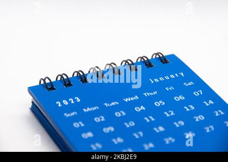 Januar 2023 blauer Tischkalender auf weißem Hintergrund mit anpassbarem Platz für Text. Kalenderkonzept. Stockfoto