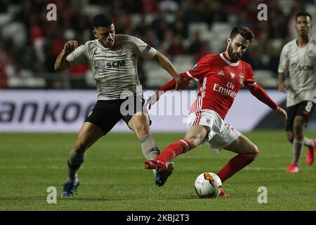 Taison von Shakhtar Donetsk (L) wetteiferte um den Ball mit Rafa Silva von Benfica (R) während des Fußballspiels der UEFA Europa League zwischen SL Benfica und FC Shakhtar Donetsk am 27. Februar 2020 in Lissabon. (Foto von Carlos Palma/NurPhoto) Stockfoto