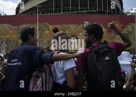 Studenten der Central University of Venezuela (UCV) erheben ihre Hände, während sie gegen die Regierung von Präsident Nicolas Maduro und die vom Obersten Gerichtshof (TSJ) festgelegte Frist, am 27. Februar 2020 in Caracas die Universität zu intervenieren und Behörden zu verhängen, protestieren. (Foto von Jonathan Lanza/NurPhoto) Stockfoto