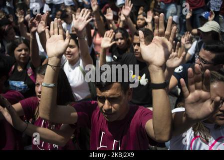 Studenten der Central University of Venezuela (UCV) erheben ihre Hände, während sie gegen die Regierung von Präsident Nicolas Maduro und die vom Obersten Gerichtshof (TSJ) festgelegte Frist, am 27. Februar 2020 in Caracas die Universität zu intervenieren und Behörden zu verhängen, protestieren. (Foto von Jonathan Lanza/NurPhoto) Stockfoto