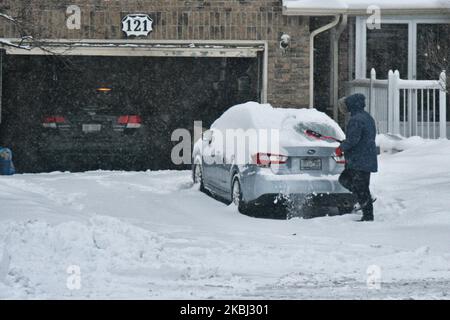 Nach einem Schneesturm am 27. Februar 2020 in Toronto, Ontario, Kanada, räumt der Mann den Schnee aus seinem Auto. Der Sturm fällt zwischen 15-25 Zentimetern Schnee über den Großraum Toronto. (Foto von Creative Touch Imaging Ltd./NurPhoto) Stockfoto