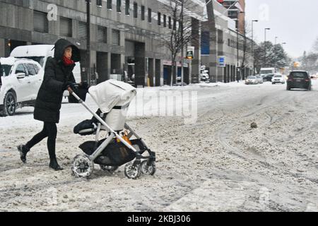 Nach einem Schneesturm in Toronto, Ontario, Kanada, am 27. Februar 2020 schiebt eine Frau einen Kinderwagen über eine schneebedeckte Straße. Der Sturm fällt zwischen 15-25 Zentimetern Schnee über den Großraum Toronto. (Foto von Creative Touch Imaging Ltd./NurPhoto) Stockfoto