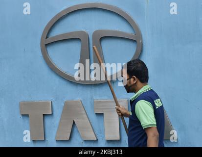 Eine Kehrmaschine kommt an einem Tata-Logo in Kalkutta, Indien, 28. Februar 2020 vorbei. Die indischen Regulierungsbehörden prüfen derzeit Vorwürfe, dass Tata Motors und zwei andere Finanzunternehmen ihrer $100-Milliarden-Muttergruppe die Marktposition missbraucht haben, während sie Nutzfahrzeuge verkauften, so ein Bericht der indischen Nachrichtenmedien. (Foto von Indranil Aditya/NurPhoto) Stockfoto