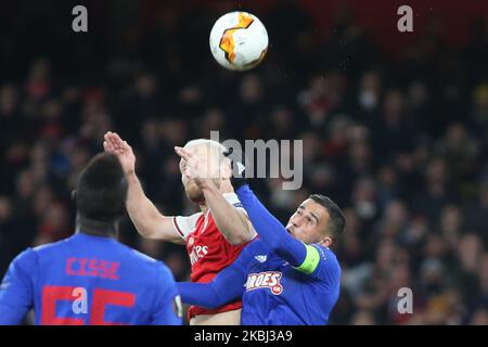 Shkodran Mustafi (Arsenal) und Omar Elabdellaoui (Olympiakos) kämpfen am 27. Februar 2020 im Emirates Stadium in London, Großbritannien, um den Ball während des Playoff-Finalspiels der UEFA Europa League 1/32 zwischen Arsenal FC (England) und Olympiakos FC (Griechenland) im Jahr 2019/20. (Foto von Federico Guerra Moran/NurPhoto) Stockfoto