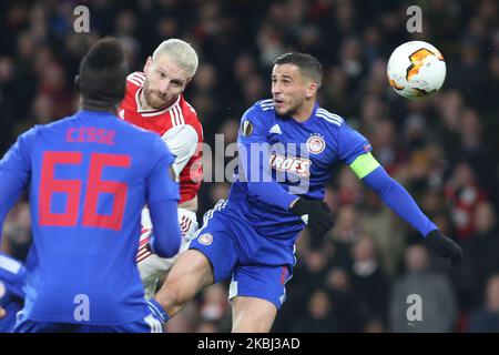 Shkodran Mustafi (Arsenal) und Omar Elabdellaoui (Olympiakos) kämpfen am 27. Februar 2020 im Emirates Stadium in London, Großbritannien, um den Ball während des Playoff-Finalspiels der UEFA Europa League 1/32 zwischen Arsenal FC (England) und Olympiakos FC (Griechenland) im Jahr 2019/20. (Foto von Federico Guerra Moran/NurPhoto) Stockfoto