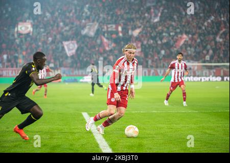 Athen, Griechenland. 03.. November 2022. JOSH BOWLER von Olympiacos FC im Wettbewerb mit DENNIS APPIAH (R) vom FC Nantes während des UEFA Europa League Group G Spiels zwischen Olympiacos FC und FC Nantes im Karaiskakis Stadium am 3. November 2022 in Athen, Griechenland. Kredit: Unabhängige Fotoagentur/Alamy Live Nachrichten Stockfoto