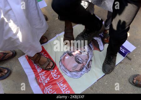 Mitglieder der islamischen Partei Bangladeschs treten am 28. Februar 2020 auf ein Plakat des indischen Premierministers Narendra Modi während einer Protestkundgebung gegen die kommunale Gewalt in Neu-Delhi, Indien, von der Baitul Mukarram National Moschee nach dem Freitagsgebet in Dhaka, Bangladesch. Bei den Kämpfen zwischen Anhängern und Gegnern des umstrittenen Citizenship Amendment Act (CAA) in Neu Delhi sind mindestens 24 Menschen getötet worden. Das Gesetz, das am 10. Dezember 2019 verabschiedet wurde, gewährt Flüchtlingen aus Hindu-, Jain-, Buddhisten-, Sikh-, Parsi- oder christlichen Gemeinschaften einen Weg zur indischen Staatsbürgerschaft f Stockfoto
