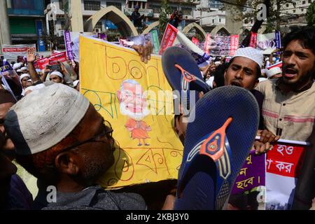 Während einer Protestkundgebung gegen die kommunale Gewalt in Neu-Delhi, Indien, von der Baitul-Mukarram-Nationalmoschee nach dem Freitagsgebet in Dhaka, Bangladesch, schlugen Mitglieder der islamischen Partei aus Bangladesch am 28. Februar 2020 ein Plakat des indischen Premierministers Narendra Modi ein. Bei den Kämpfen zwischen Anhängern und Gegnern des umstrittenen Citizenship Amendment Act (CAA) in Neu Delhi sind mindestens 24 Menschen getötet worden. Das Gesetz, das am 10. Dezember 2019 verabschiedet wurde, gewährt Flüchtlingen aus Hindu-, Jain-, Buddhisten-, Sikh-, Parsi- oder christlichen Gemeinden fleei einen Weg zur indischen Staatsbürgerschaft Stockfoto