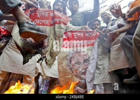 Islamische Parteien von Bangladesch protestierten gegen die Zusammenstöße zwischen den Gemeinden in Neu-Delhi, der Hauptstadt des benachbarten Indien, über das neue Staatsbürgerschaftsgesetz. Viele Muslime wurden bei diesem Zusammenstoß ins Visier genommen und getötet. Hunderte von Männern versammelten sich am Nordtor der Baitul-Mukarram-Nationalmoschee nach dem Jumah-Gebet in Dhaka, Bangladesch, am 28. Februar 2020. Sie fordern, dass der Völkermord sofort beendet werden muss. Wütender Protestler verbrannte das Plakat von Modi, dem Premierminister Indiens (Foto: Khandaker Azizur Rahman Sumon/NurPhoto) Stockfoto