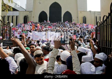 Islamische Parteien von Bangladesch protestierten gegen die Zusammenstöße zwischen den Gemeinden in Neu-Delhi, der Hauptstadt des benachbarten Indien, über das neue Staatsbürgerschaftsgesetz. Viele Muslime wurden bei diesem Zusammenstoß ins Visier genommen und getötet. Hunderte von Männern versammelten sich am Nordtor der Baitul-Mukarram-Nationalmoschee nach dem Jumah-Gebet in Dhaka, Bangladesch, am 28. Februar 2020. Sie fordern, dass der Völkermord sofort beendet werden muss. Wütender Protestler verbrannte das Plakat von Modi, dem Premierminister Indiens (Foto: Khandaker Azizur Rahman Sumon/NurPhoto) Stockfoto