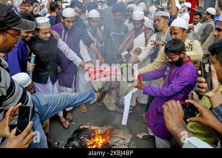 Islamische Parteien von Bangladesch protestierten gegen die Zusammenstöße zwischen den Gemeinden in Neu-Delhi, der Hauptstadt des benachbarten Indien, über das neue Staatsbürgerschaftsgesetz. Viele Muslime wurden bei diesem Zusammenstoß ins Visier genommen und getötet. Hunderte von Männern versammelten sich am Nordtor der Baitul-Mukarram-Nationalmoschee nach dem Jumah-Gebet in Dhaka, Bangladesch, am 28. Februar 2020. Sie fordern, dass der Völkermord sofort beendet werden muss. Wütender Protestler verbrannte das Plakat von Modi, dem Premierminister Indiens (Foto: Khandaker Azizur Rahman Sumon/NurPhoto) Stockfoto