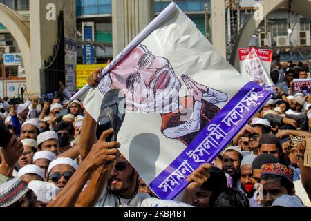 Islamische Parteien von Bangladesch protestierten gegen die Zusammenstöße zwischen den Gemeinden in Neu-Delhi, der Hauptstadt des benachbarten Indien, über das neue Staatsbürgerschaftsgesetz. Viele Muslime wurden bei diesem Zusammenstoß ins Visier genommen und getötet. Hunderte von Männern versammelten sich am Nordtor der Baitul-Mukarram-Nationalmoschee nach dem Jumah-Gebet in Dhaka, Bangladesch, am 28. Februar 2020. Sie fordern, dass der Völkermord sofort beendet werden muss. Wütender Protestler verbrannte das Plakat von Modi, dem Premierminister Indiens (Foto: Khandaker Azizur Rahman Sumon/NurPhoto) Stockfoto