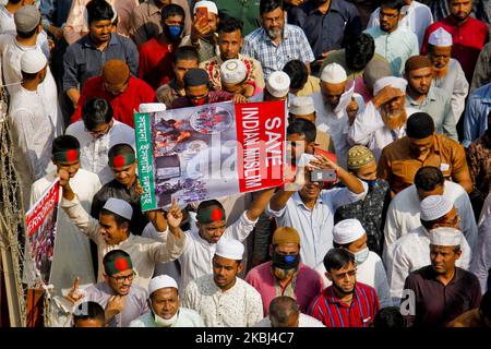 Islamische Parteien von Bangladesch protestierten gegen die Zusammenstöße zwischen den Gemeinden in Neu-Delhi, der Hauptstadt des benachbarten Indien, über das neue Staatsbürgerschaftsgesetz. Viele Muslime wurden bei diesem Zusammenstoß ins Visier genommen und getötet. Hunderte von Männern versammelten sich am Nordtor der Baitul-Mukarram-Nationalmoschee nach dem Jumah-Gebet in Dhaka, Bangladesch, am 28. Februar 2020. Sie fordern, dass der Völkermord sofort beendet werden muss. Wütender Protestler verbrannte das Plakat von Modi, dem Premierminister Indiens (Foto: Khandaker Azizur Rahman Sumon/NurPhoto) Stockfoto