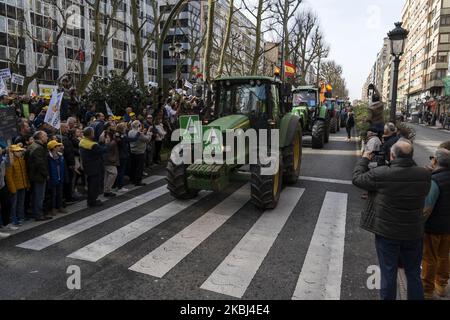 Viele Menschen unterstützen den Protest der Bauern, die mit ihren Traktoren die Straßen der Stadt Santander durchschneiden, weil sie am 28. Februar 2020 für ihre Produkte zu einem niedrigen Preis bezahlt werden. (Foto von Joaquin Gomez Sastre/NurPhoto) Stockfoto