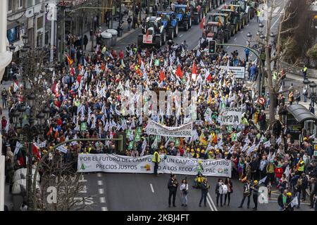 Allgemeiner Blick auf den Protest der Bauern, die mit ihren Traktoren die Straßen der Stadt Santander durchschneiden, weil sie am 28. Februar 2020 für ihre Produkte zu einem niedrigen Preis bezahlt werden. (Foto von Joaquin Gomez Sastre/NurPhoto) Stockfoto